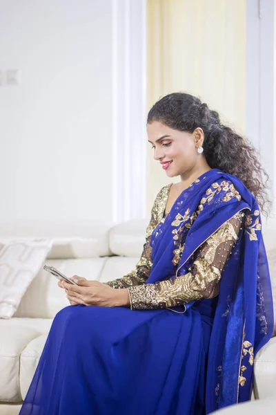 Portret Van Een Indiaanse Vrouw Die Blauwe Traditionele Kleren Draagt — Stockfoto