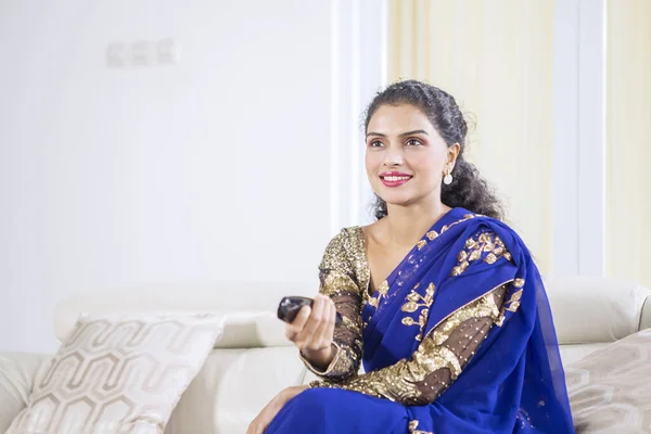 Retrato Una Hermosa Mujer India Viendo Televisión Casa Mientras Usa —  Fotos de Stock