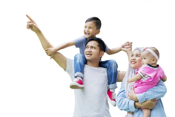 Retrato Familia Musulmana Mirando Algo Mientras Padre Señala Estudio Aislado —  Fotos de Stock
