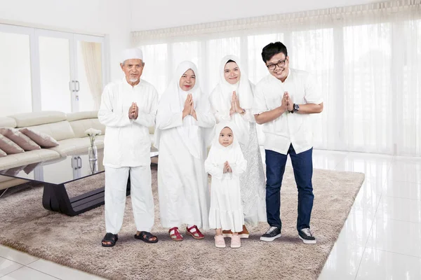 Comprimento Total Família Muçulmana Mostrando Gesto Saudação Sorrindo Juntos Casa — Fotografia de Stock