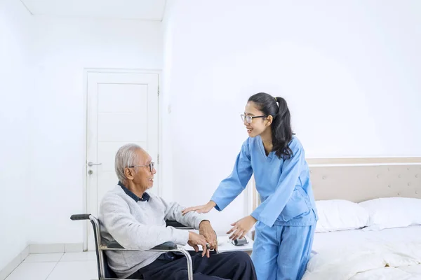 Portrait Beautiful Nurse Senior Man Talking Bedroom While Sitting Wheelchair — Stock Photo, Image