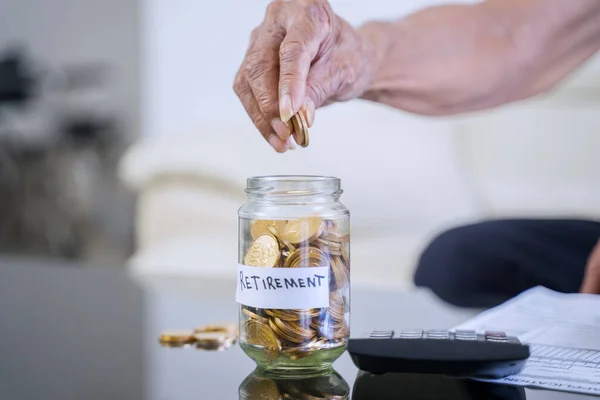 Primer Plano Del Hombre Viejo Ahorrando Moneda Frasco Con Texto — Foto de Stock