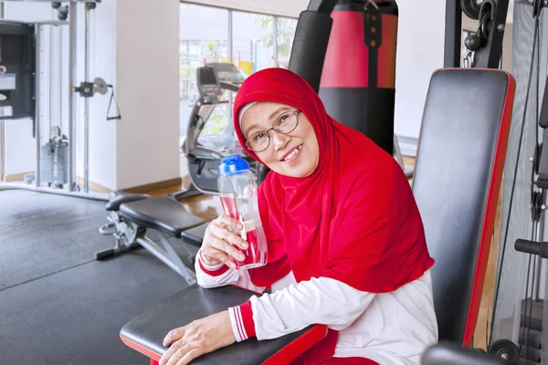 Porträtt Gammal Muslimsk Kvinna Som Håller Flaskan Medan Han Ler — Stockfoto