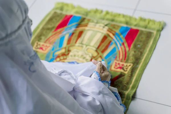 Vista Posterior Vieja Mujer Musulmana Sentada Alfombra Oración Mientras Sostiene —  Fotos de Stock