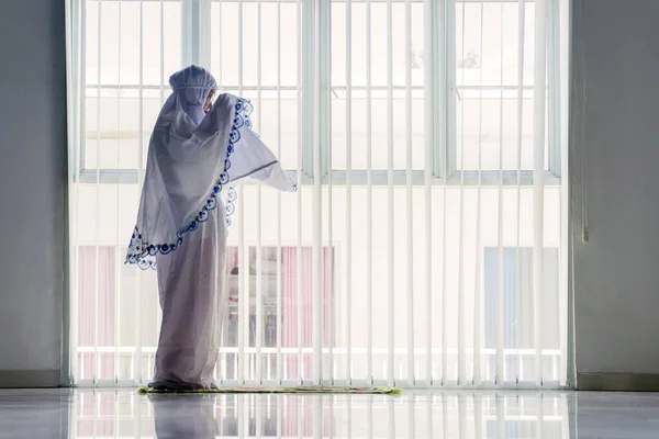 Side View Old Muslim Woman Standing Praying Mat While Doing — Stock Photo, Image