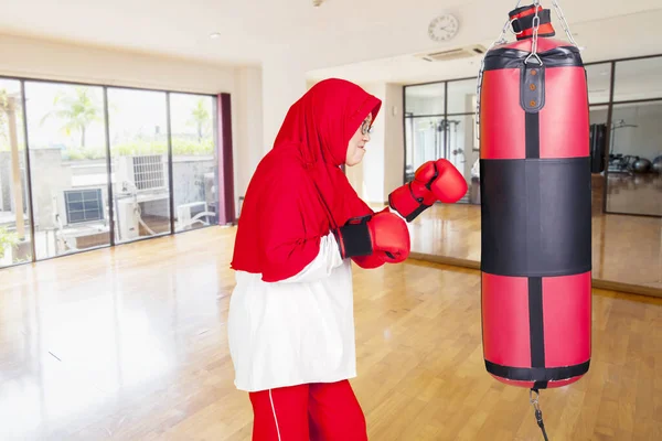 Spor Kıyafetleri Giyen Spor Salonunda Dururken Boks Torbalarını Yumruklayan Emekli — Stok fotoğraf