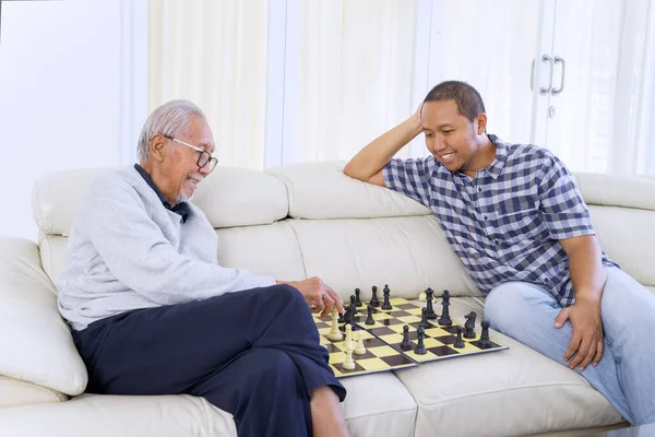 Porträt Eines Rentners Und Seines Sohnes Die Gemeinsam Schach Spielen — Stockfoto