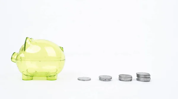 工作室里的皮吉银行和堆积如山的钱币形成了财务图表 在白色背景下与世隔绝 — 图库照片