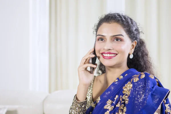 Evde Cep Telefonuyla Konuşurken Mavi Sari Giymiş Güzel Bir Kadının — Stok fotoğraf