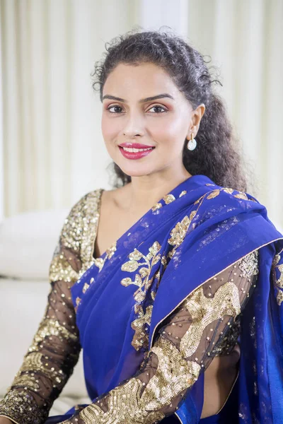 Retrato Una Mujer Bonita Con Ropa Azul Tradicional Mientras Sonríe — Foto de Stock