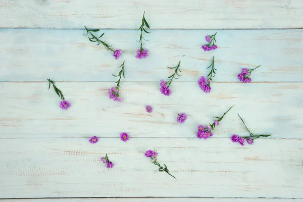 Vista Superior Flores Gerberas Púrpuras Sobre Fondo Madera —  Fotos de Stock