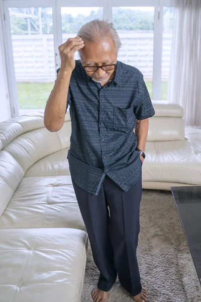 Evde Bir Şeyler Düşünürken Oturma Odasında Yürüyen Yaşlı Bir Adamın — Stok fotoğraf