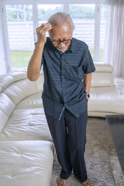 老年人在客厅里走来走去 在家里想心事的画像 — 图库照片