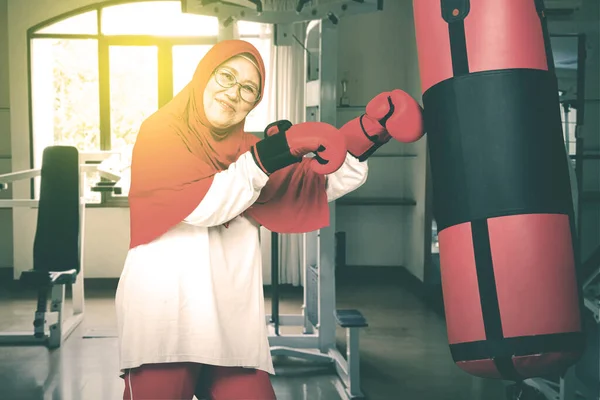 Πορτρέτο Του Muslim Ανώτερος Θηλυκό Κάνει Άσκηση Σάκους Πυγμαχίας Ενώ — Φωτογραφία Αρχείου
