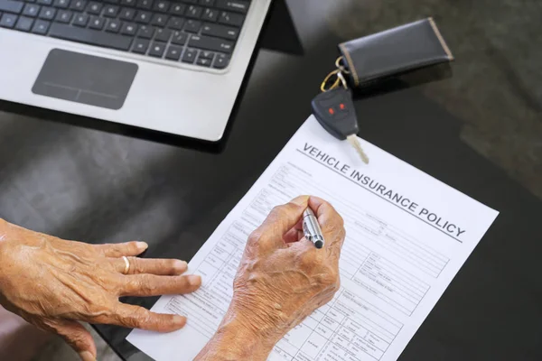 Homem Sênior Mão Preenchendo Formulário Seguro Veículo Mesa Casa — Fotografia de Stock