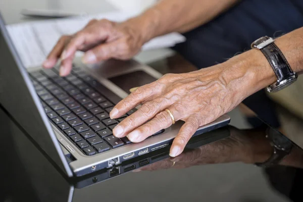 Крупный План Пожилого Человека Работающего Ноутбуком Столе — стоковое фото