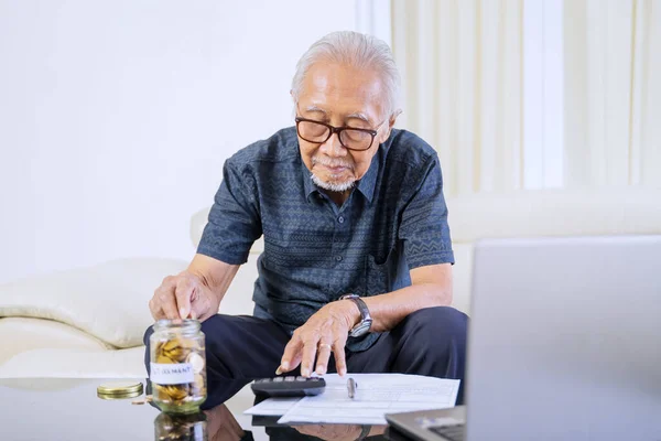 Homme Âgé Économisant Des Pièces Dans Bocal Tout Calculant Avec — Photo