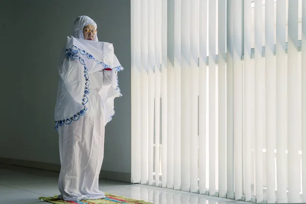 Full Längd Äldre Muslimska Kvinna Bär Böneslöja Gör Salat Bönen — Stockfoto
