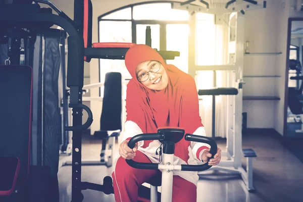 Portret Starej Muzułmanki Trenującej Rowerze Statycznym Centrum Fitness — Zdjęcie stockowe