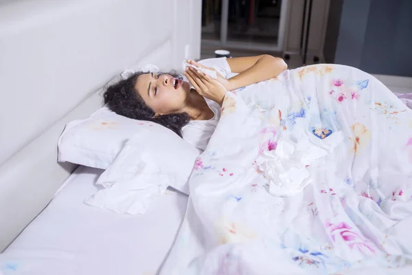 Retrato Mulher Doente Segurando Tecido Suas Mãos Enquanto Espirra Quarto — Fotografia de Stock