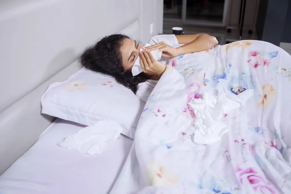 印度病人躺在卧室时手拿着纸巾打喷嚏的头像 — 图库照片