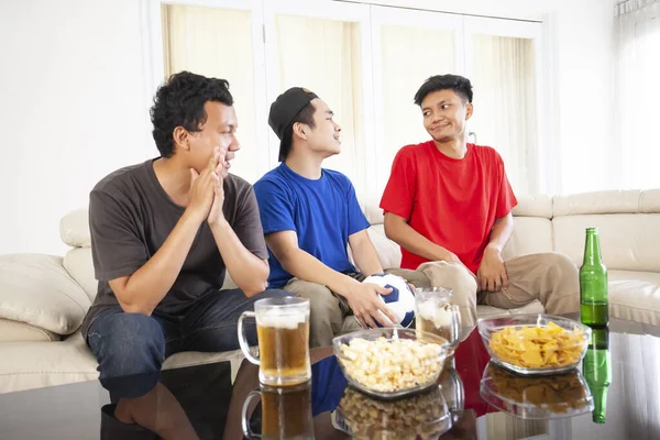 Porträt Von Drei Jungen Männern Die Wohnzimmer Miteinander Reden Während — Stockfoto