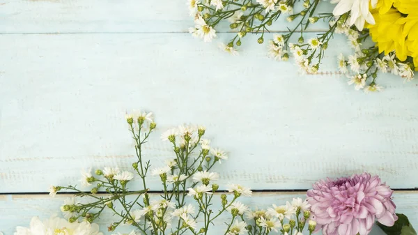 Ovanifrån Blommor Gränsen Blå Trä Bakgrund Med Kopia Utrymme — Stockfoto