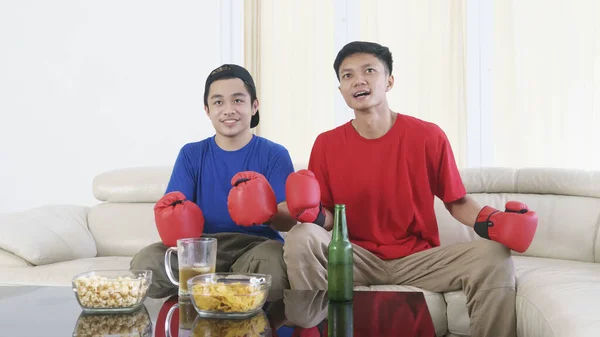 Retrato Dois Homens Asiáticos Assistindo Competição Boxe Televisão Enquanto Vestindo — Fotografia de Stock