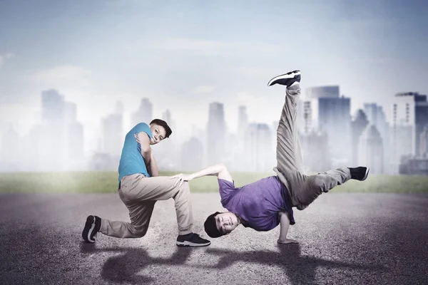 Photo Deux Beaux Danseurs Faisant Break Dance Tout Montrant Leur — Photo