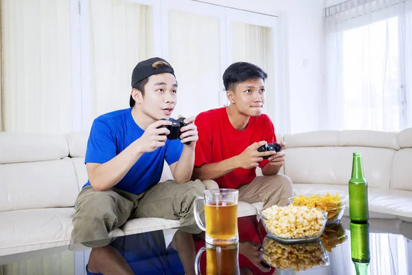 Porträt Zweier Gutaussehender Männer Die Videospiele Wohnzimmer Spielen Während Sie — Stockfoto