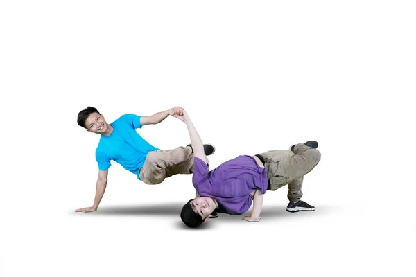 Portret Van Twee Jonge Mannen Die Samen Breakdance Doen Studio — Stockfoto