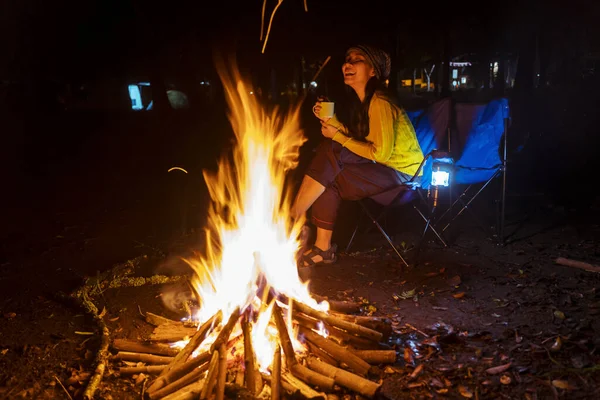 Femme Dégustant Une Boisson Chaude Près Feu Camp — Photo