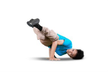 Stüdyoda break dans yaparken serbest stil yapan genç adamın portresi, beyaz arka planda izole edilmiş.