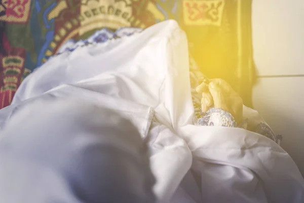 Nahaufnahme Einer Faltigen Muslimischen Hand Die Rosenkranzperlen Hält Während Sie — Stockfoto