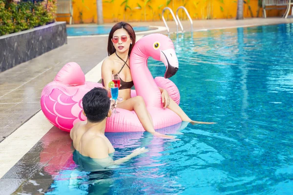 Joyeux Jeune Couple Avec Flamant Rose Gonflable Sur Piscine — Photo