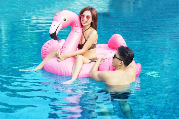 Yüzme Havuzunda Şişme Flamingoları Olan Neşeli Genç Çift — Stok fotoğraf