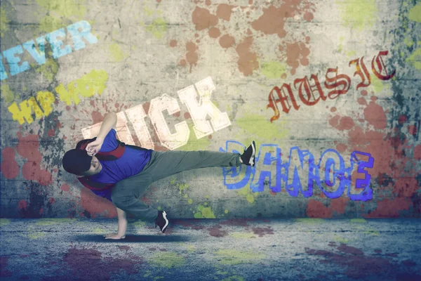 Foto Joven Haciendo Break Dance Con Estilo Hip Hop Mientras —  Fotos de Stock