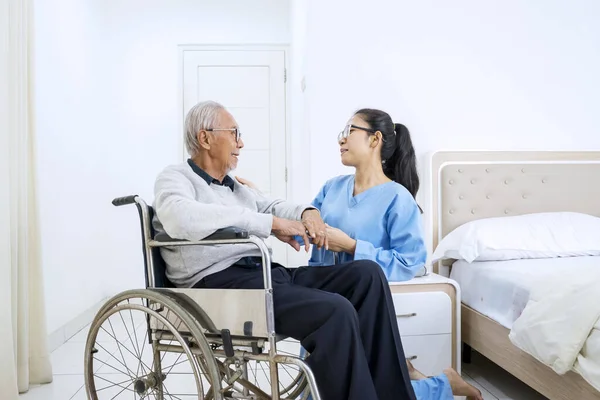 Portrait Une Jeune Infirmière Parlant Patiente Âgée Assise Dans Chambre — Photo