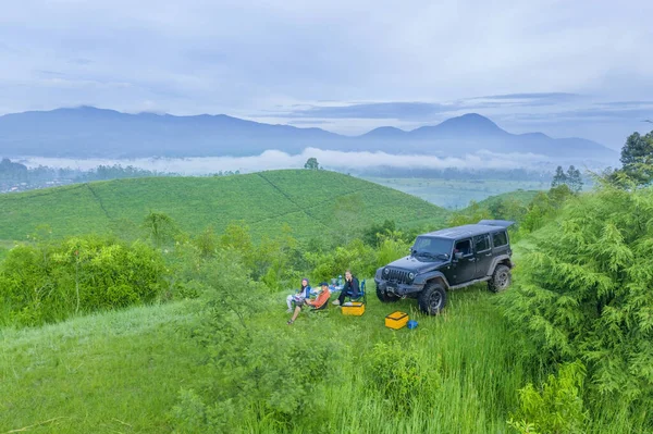 Ailenin Sisli Bir Sabahta Arabayla Kamp Yaptığı Egzotik Hava Manzarası — Stok fotoğraf
