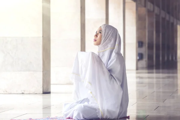 在清真寺祈祷时披着祈祷面纱的美丽的穆斯林妇女的画像 — 图库照片
