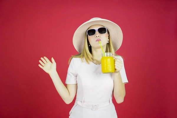 Retrato Mulher Bonita Bebendo Copo Suco Enquanto Usava Chapéu Óculos — Fotografia de Stock