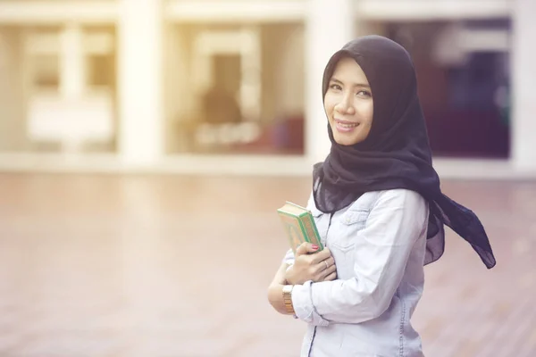 Portret Pięknej Muzułmanki Trzymającej Święty Koran Uśmiechając Się Kamery Przed — Zdjęcie stockowe
