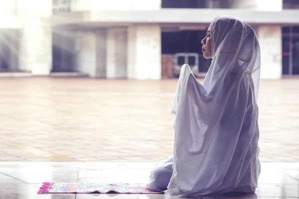 Вид Сбоку Красивую Женщину Молящуюся Аллаху Молитвенной Завесе Мечети — стоковое фото