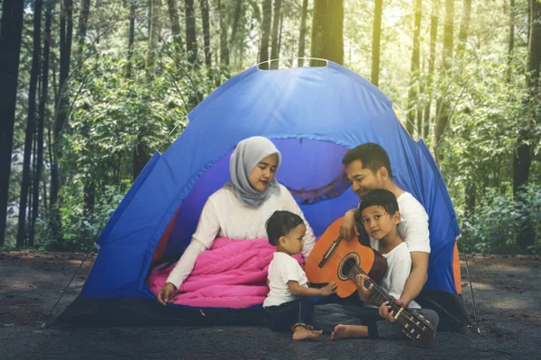 Portrait Enfants Mignons Jeunes Parents Jouant Guitare Campant Ensemble Dans — Photo