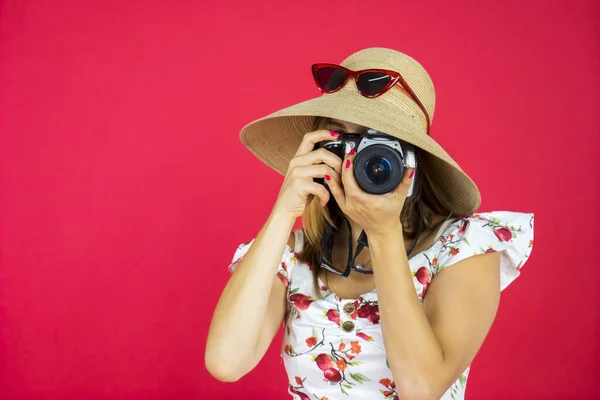 Retrato Turista Moda Tomando Fotos Usando Cámara Digital Mientras Usa —  Fotos de Stock