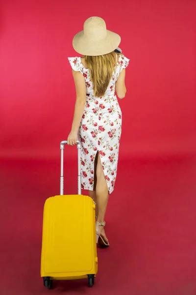 Visão Traseira Mulher Moda Transportando Mala Enquanto Caminha Estúdio Com — Fotografia de Stock