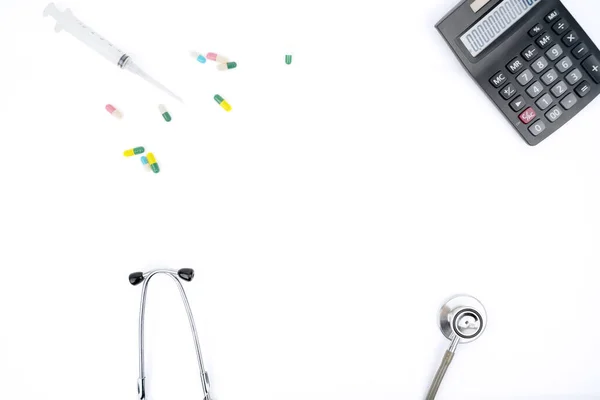 聴診器 注射器でテーブルの上に空白のコピースペースのフラットレイアウト 健康保険の概念 — ストック写真