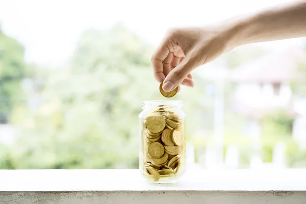 Hand Legt Goldmünzen Ein Glas Fenster Sparkonzept — Stockfoto