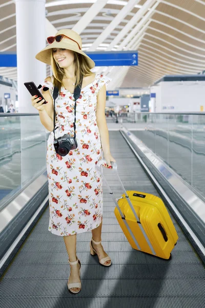 Retrato Mensagem Leitura Turística Feliz Celular Enquanto Aeroporto — Fotografia de Stock