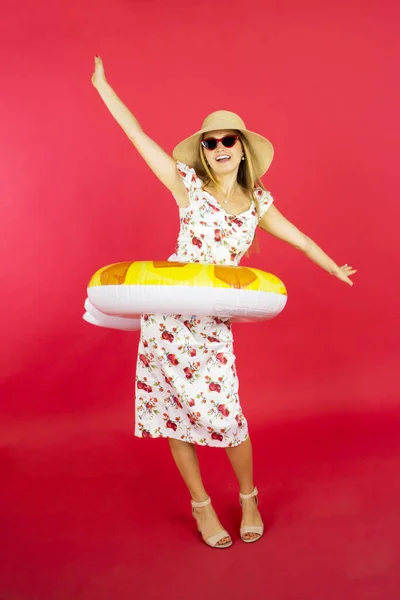 Full Length Happy Woman Wearing Hat Sunglasses Inflatable While Raising — Stock Photo, Image